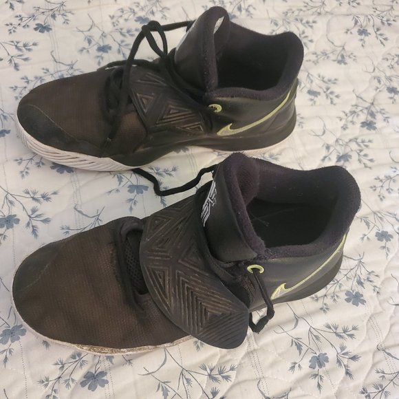 Basketball shoes - Picture 2 of 3